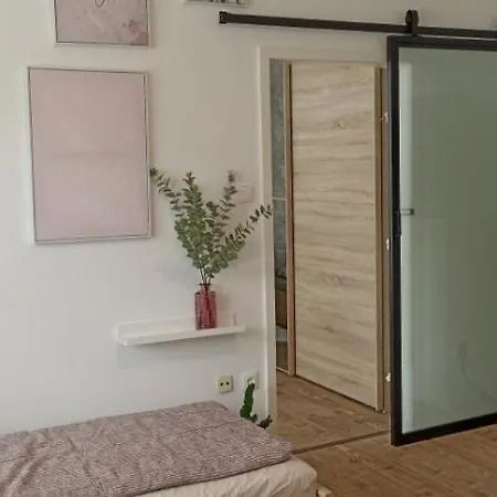 4 In Mit Balkon, Garten Und Kostenlosen Parkplatz *