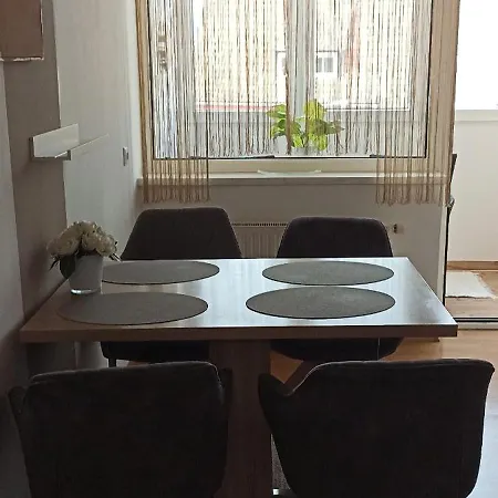4 In Mit Balkon, Garten Und Kostenlosen Parkplatz