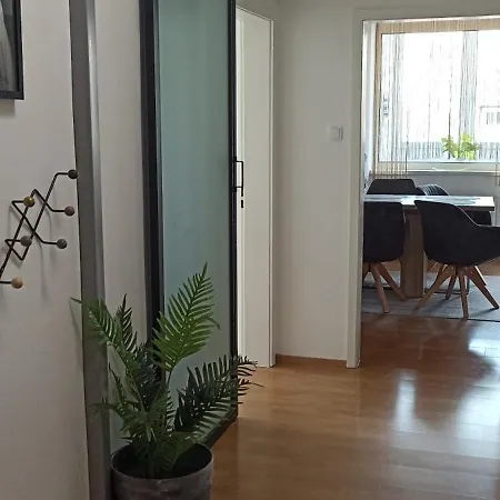 4 In Mit Balkon, Garten Und Kostenlosen Parkplatz *