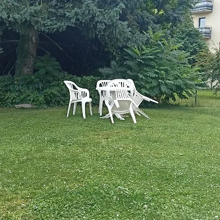 アパート 4 In Mit Balkon, Garten Und Kostenlosen Parkplatz *