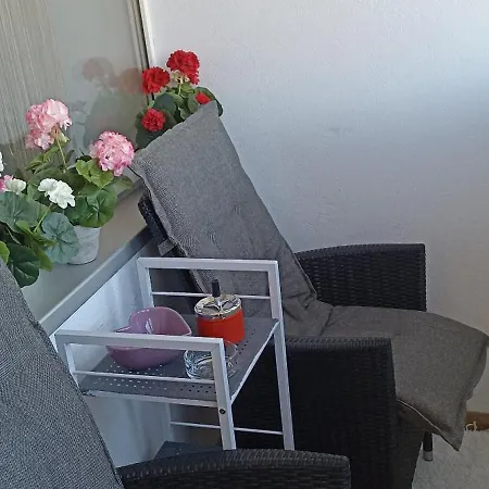 アパート 4 In Mit Balkon, Garten Und Kostenlosen Parkplatz *