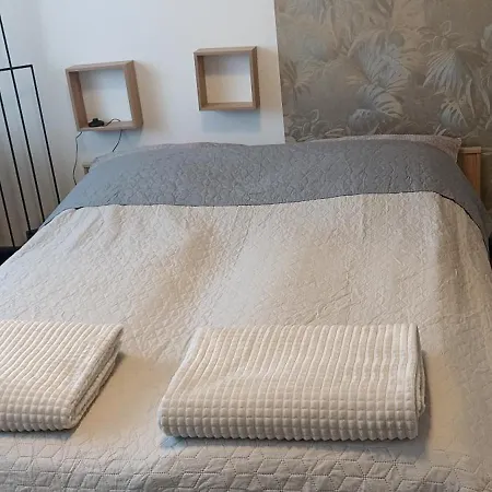 アパート 4 In Mit Balkon, Garten Und Kostenlosen Parkplatz