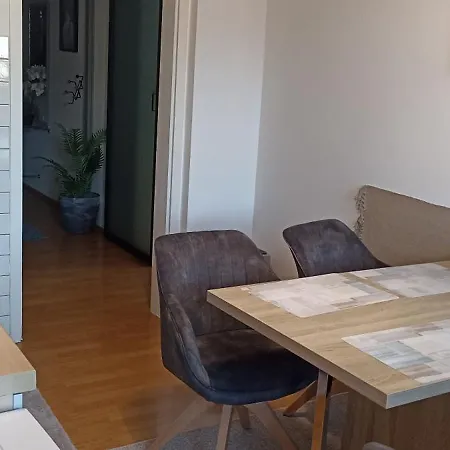 4 In Mit Balkon, Garten Und Kostenlosen Parkplatz *