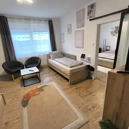 4 In Mit Balkon, Garten Und Kostenlosen Parkplatz * لوبن