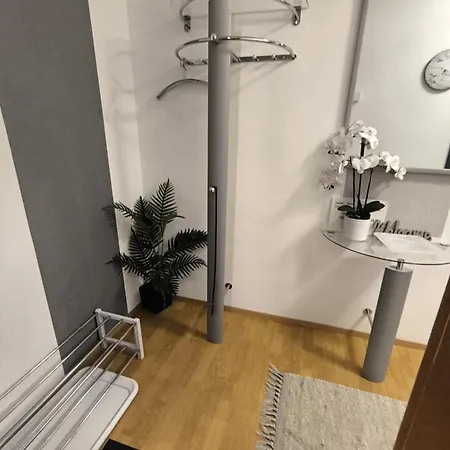 4 In Mit Balkon, Garten Und Kostenlosen Parkplatz لوبن