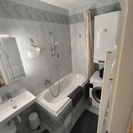 4 In Mit Balkon, Garten Und Kostenlosen Parkplatz شقة لوبن