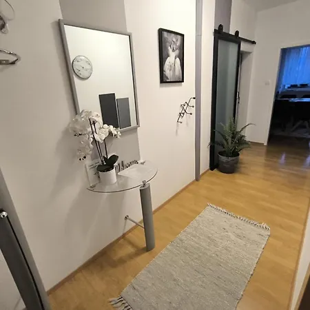 4 In Mit Balkon, Garten Und Kostenlosen Parkplatz Appartement *