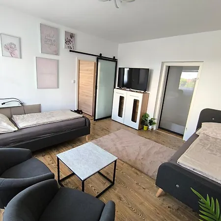 4 In Mit Balkon, Garten Und Kostenlosen Parkplatz Apartamento