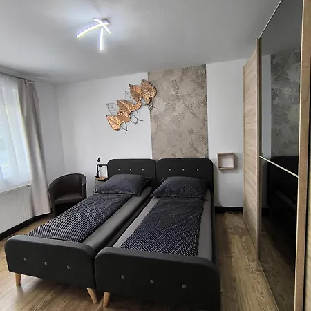 4 In Mit Balkon, Garten Und Kostenlosen Parkplatz レオーベン