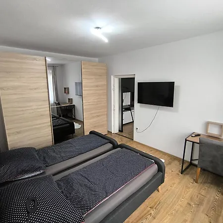 4 In Mit Balkon, Garten Und Kostenlosen Parkplatz
