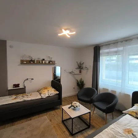 4 In Mit Balkon, Garten Und Kostenlosen Parkplatz *