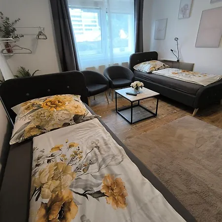 4 In Mit Balkon, Garten Und Kostenlosen Parkplatz アパート レオーベン