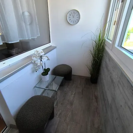 4 In Mit Balkon, Garten Und Kostenlosen Parkplatz